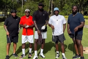 星空体育-打磨球技詹姆斯晒度假时打高尔夫：外面实在是太热了